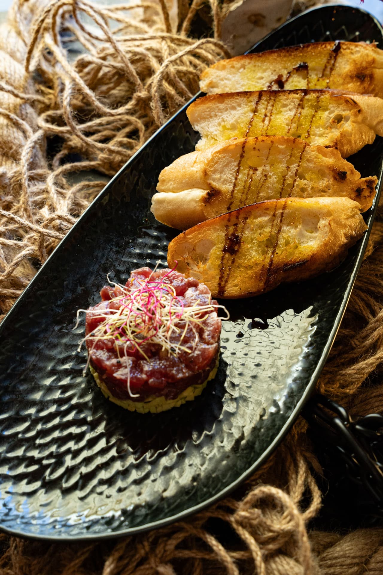 Tartar od tune – Oli Mare Poreč Tartar od svježe tune s jabukom i tostiranim kruhom – predjelo ribljeg restorana Oli Mare Poreč | fresh tuna tartare Porec Istria