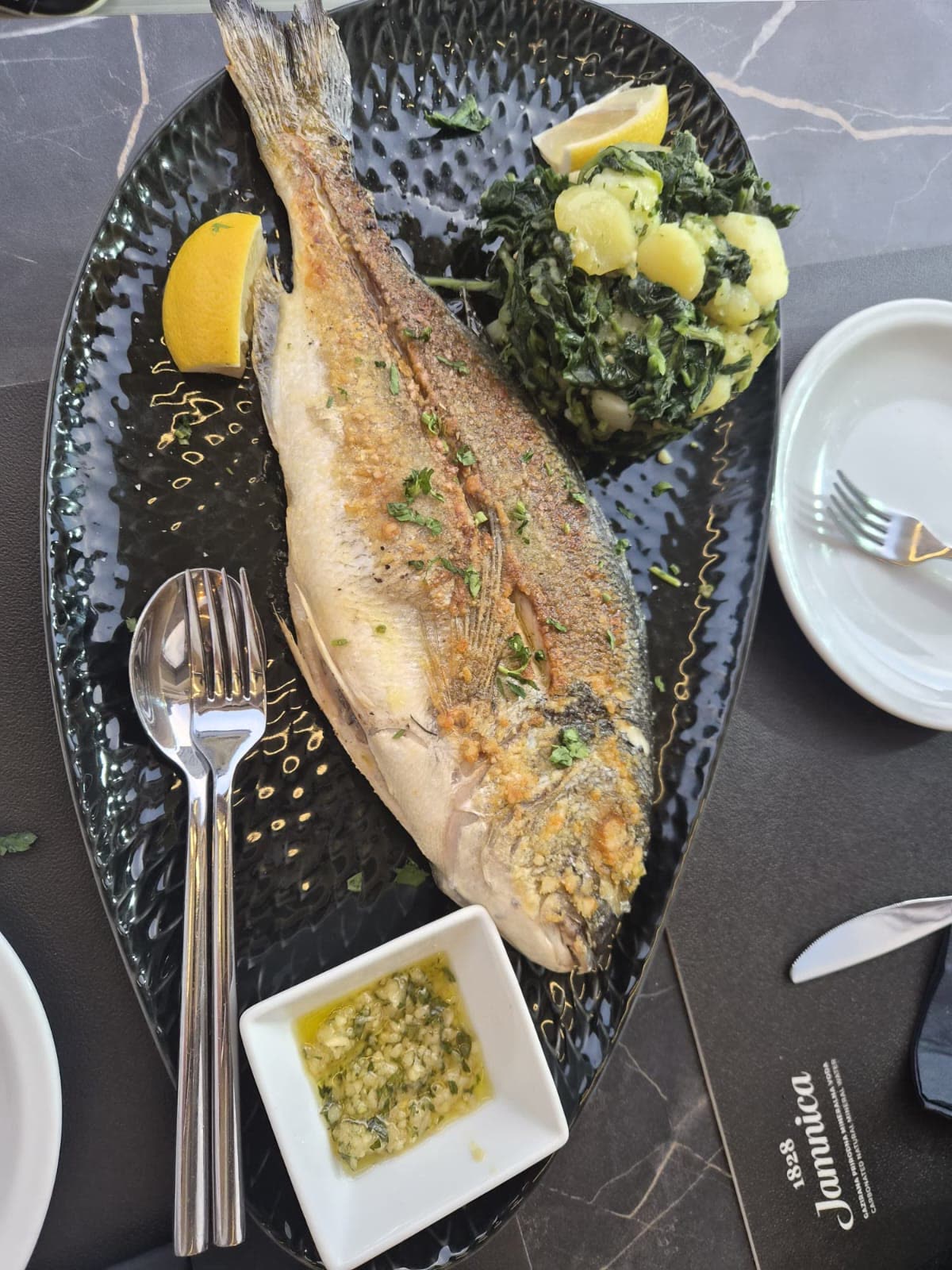 Orada s roštilja s blitvom – Oli Mare Poreč Orada s roštilja s blitvom i krumpirom – riba na žaru, riblji restoran Oli Mare Poreč | grilled sea bream with chard, gegrillter Fisch, orata alla griglia