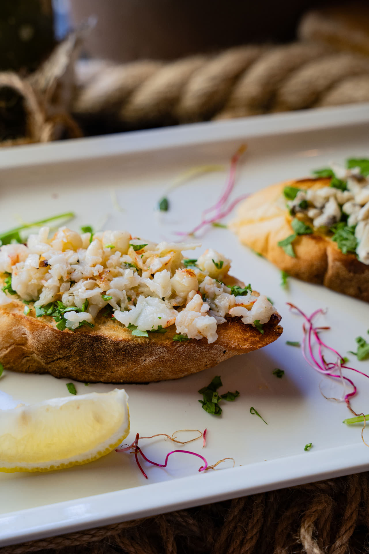 Brusketa sa škampima – Poreč Brusketa sa svježim škampima i peršinom na hrskavom kruhu – predjelo restorana Oli Mare Fish & Wine, Poreč, Istra | shrimp bruschetta Porec Istria
