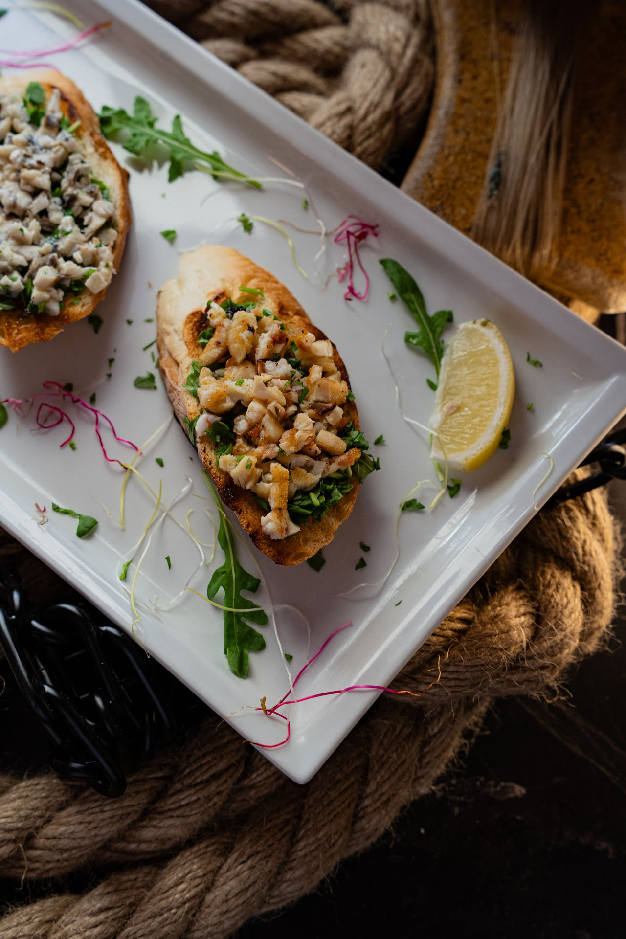 Morske brusketa – Oli Mare Poreč Morske brusketa s ribom, škampima i rukolom na tostiranom kruhu – predjelo ribljeg restorana Oli Mare Poreč | seafood bruschetta with fish and shrimp Porec Istria