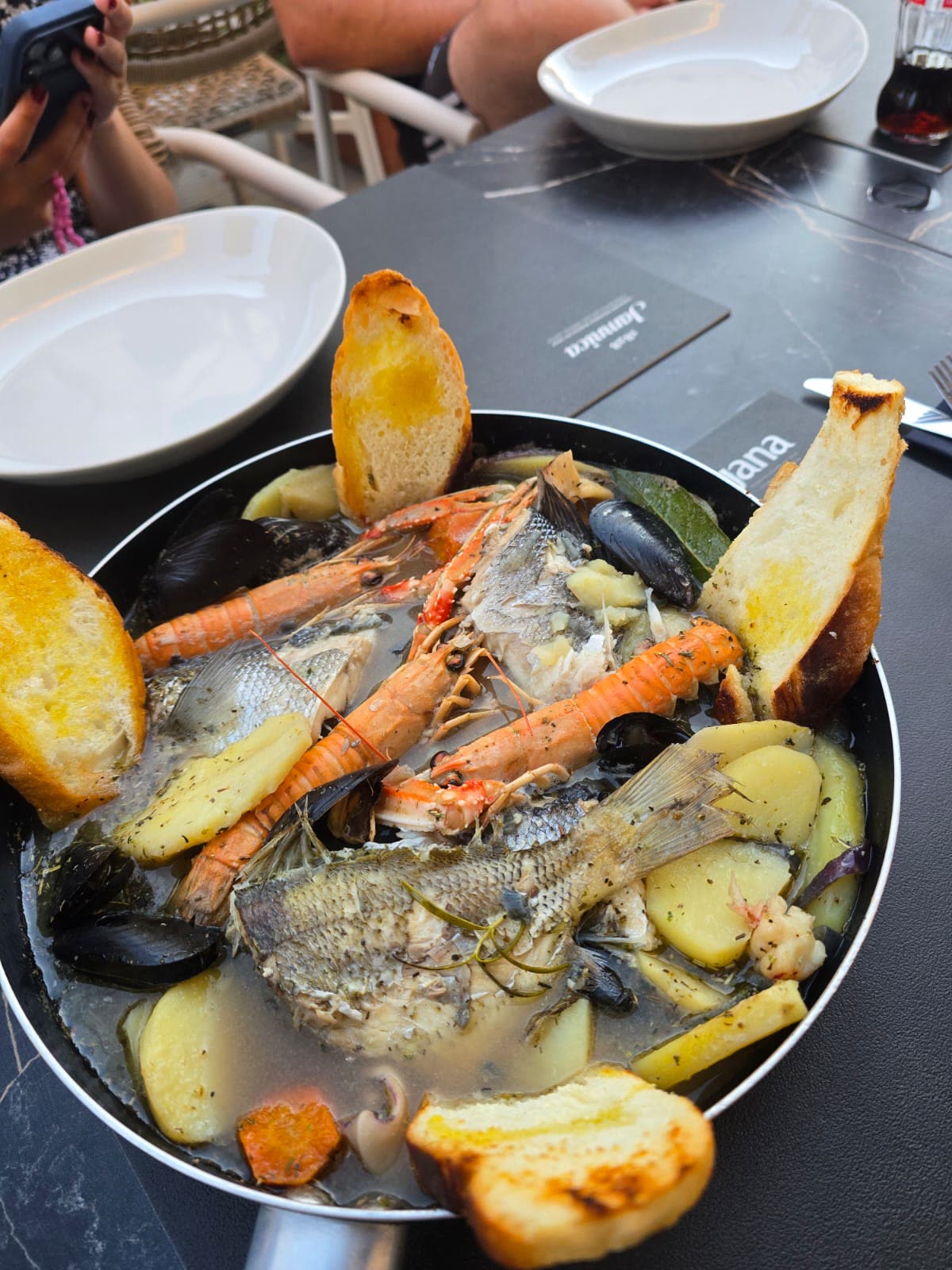 Brodet od ribe i škampa – Oli Mare Poreč Brodet od svježe ribe i škampa s krumpirom i domaćim kruhom – istarski riblji specijalitet, Oli Mare Poreč | fish stew brodetto Porec Istria