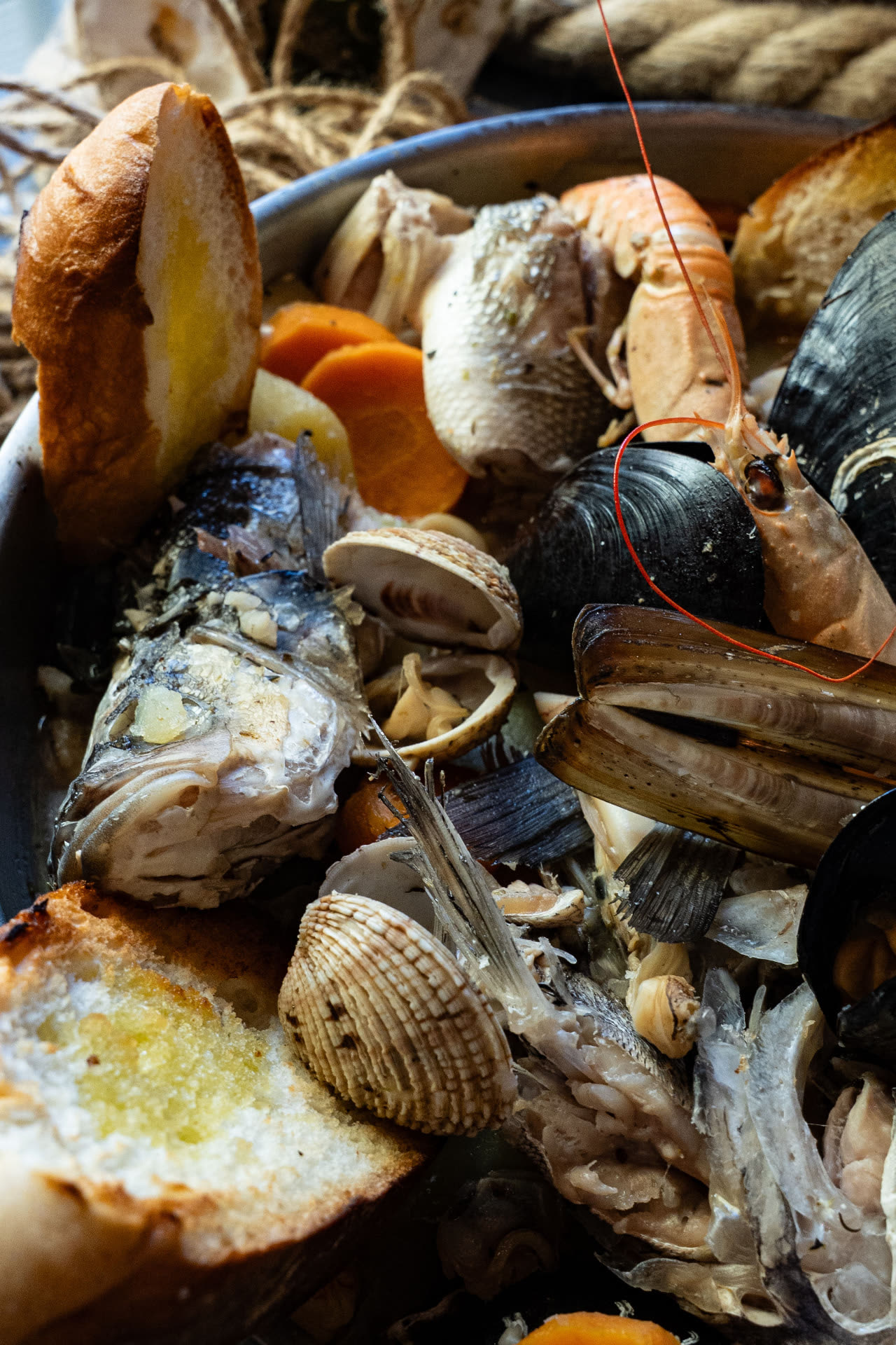 Detalj brodeta od svježe ribe – Poreč Detalj brodeta – svježa riba, kamenice, prstaci, dagnje i škampi iz vlastitog ulova, riblji restoran u Poreču | seafood stew detail fresh fish shellfish Istria