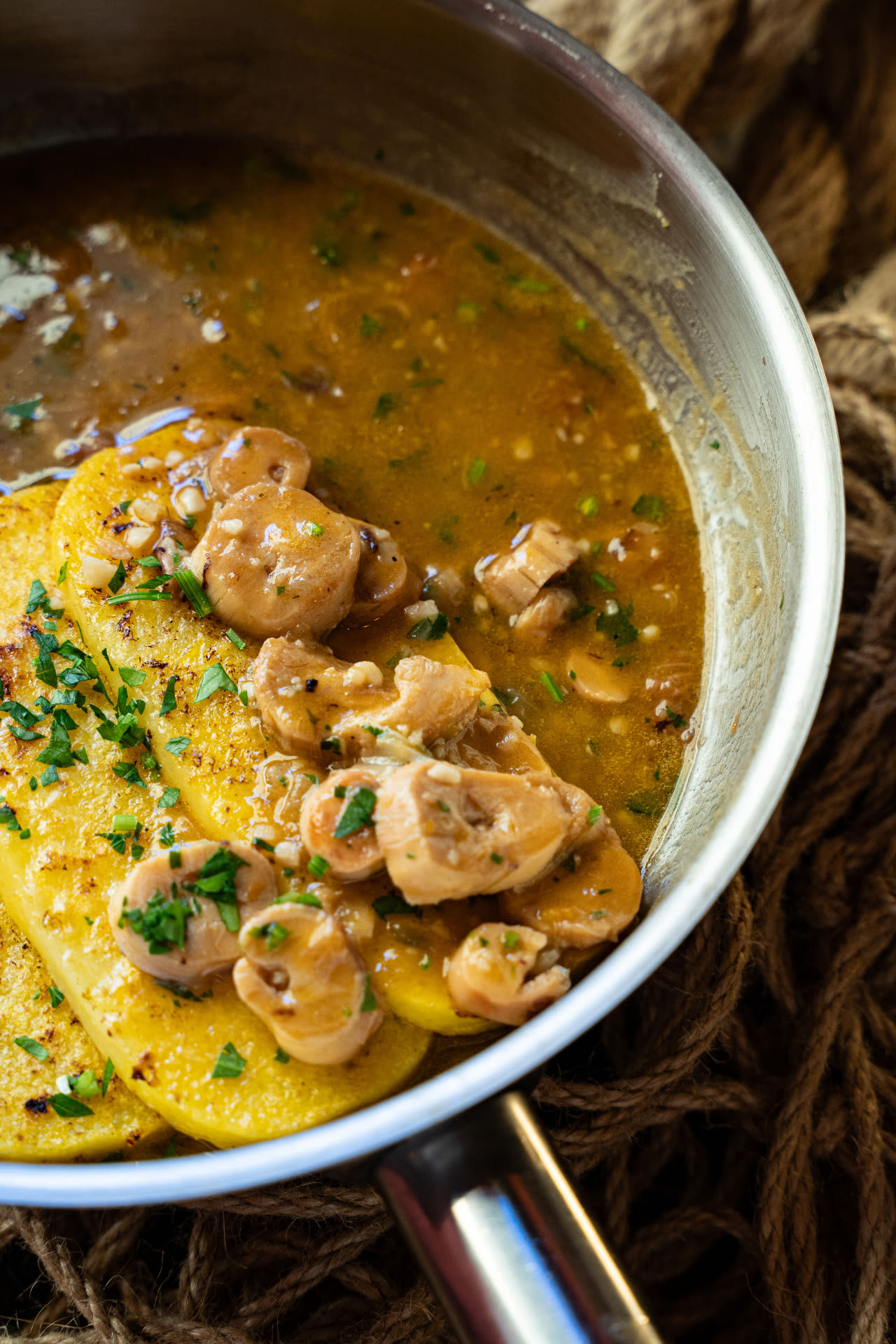 Prnjavice na buzaru s palentom – Oli Mare Prnjavice na buzaru s pečenom palentom – istarski specijalitet od školjki iz vlastitog uzgoja, Oli Mare Poreč | clams buzara with grilled polenta Porec Istria