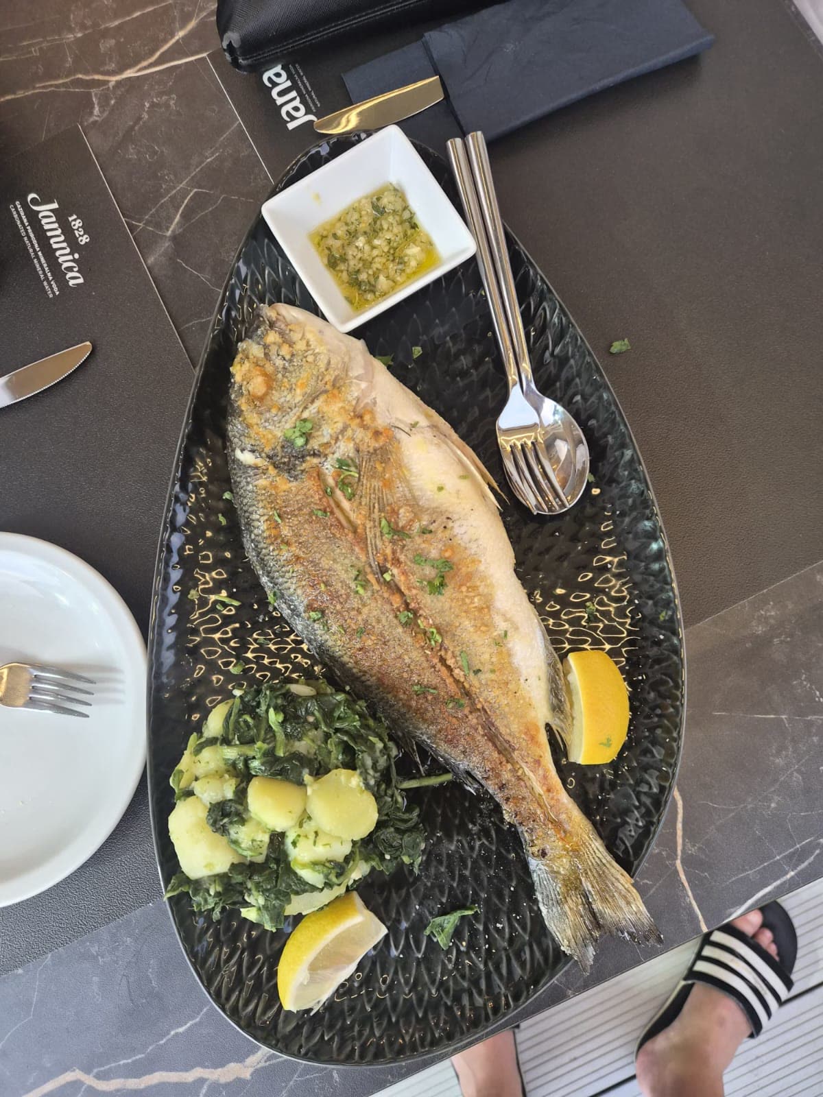 Riba na žaru s blitvom – Poreč Svježa riba na žaru s domaćom blitvom i krumpirom – specijalitet ribljeg restorana u Poreču | grilled fresh fish Porec Istria